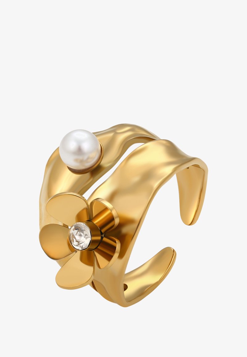 Arany, nyitott gyűrű sima, hullámos szalagal, fehér gyönggyel és arany virággal, amelynek középpontjában áttetsző drágakő található.