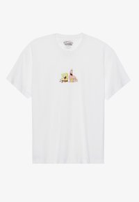 Camiseta blanca de algodón con un pequeño gráfico de dos personajes de dibujos animados, uno amarillo y rectangular, y el otro rosa y en forma de estrella, centrados en el pecho.
