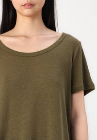 GAP BLEND SCOOP - Tricou basic - dark olive