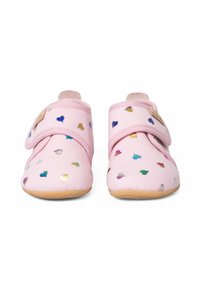 Różowe buty dla dzieci z materiału, ozdobione wielokolorowymi serduszkami, zapinane na szeroki pasek, z miękką podeszwą i zaokrąglonym noskiem.