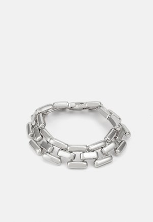 Bracciale in metallo argento con segmenti rettangolari collegati, con una finitura lucida e bordi lisci. Un design minimale con una chiusura sicura.