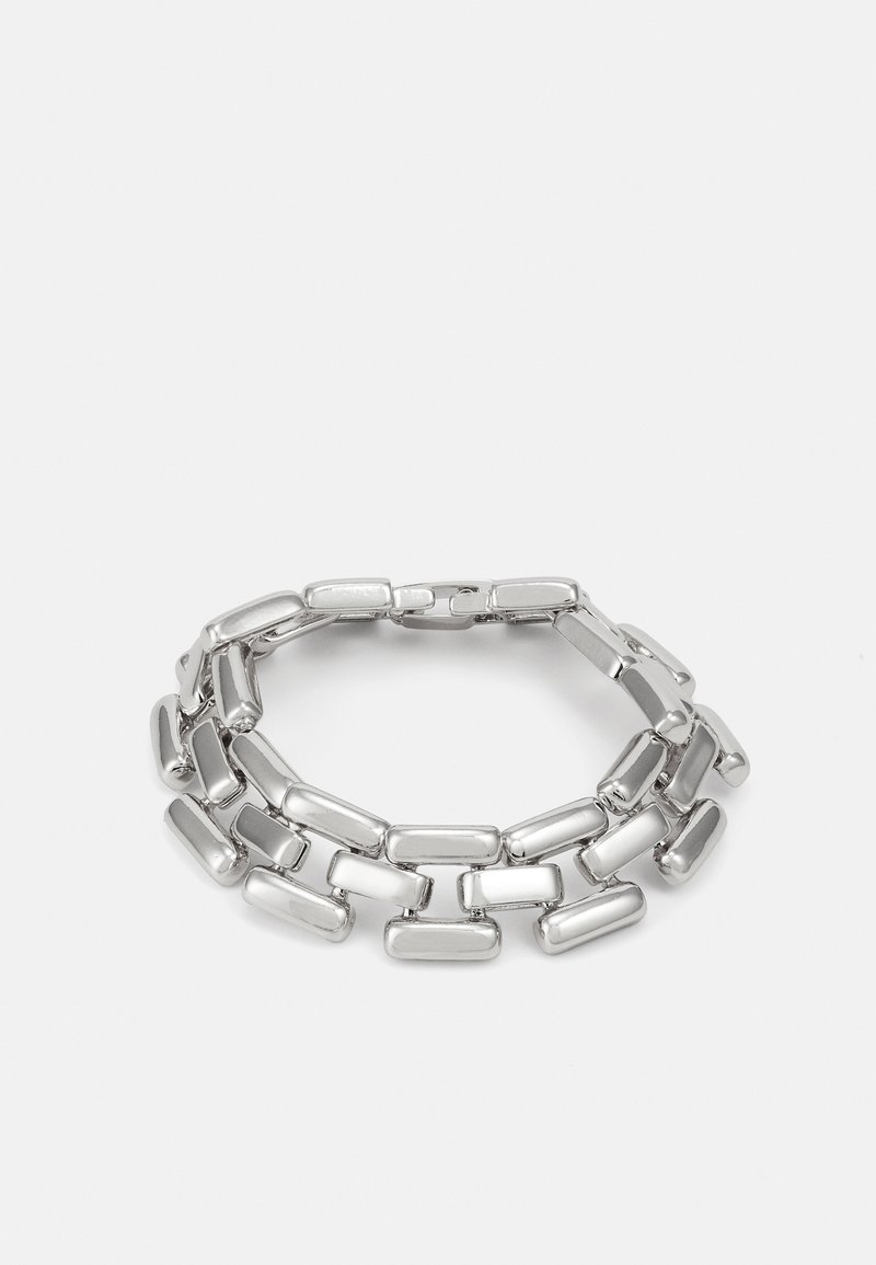 Silver metallarmband med hopkopplade rektangulära segment med en polerad yta och släta kanter. En minimalistisk design med ett säkert spänne.