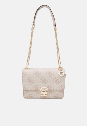 Beige Umhängetasche mit goldener Kettenriemen, durchgehendem Monogramm-Muster, vorderer goldener Schnalle und hängendem goldenen "G"-Anhänger.