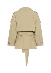 Trench beige avec une taille ceinturée, un dos raccourci et des épaulettes. Caractéristiques des boutons sur les manches et une texture de tissu lisse.