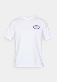 Hvid bomulds t-shirt med korte ærmer og rund hals, med et rundt blåt og gult logo på venstre brystområde.