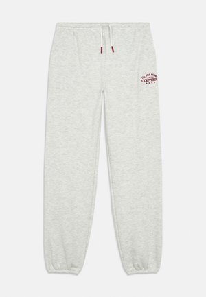 Hellgraue Jogginghose mit elastischem Bund und Bündchen, weißen Kordeln mit roten Enden und rotem „Converse All Star Brand“-Logo am oberen linken Oberschenkel.
