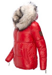 Rode gewatteerde winterjas met grote bontgevoerde capuchon en ritszakken, weergegeven op een witte achtergrond.