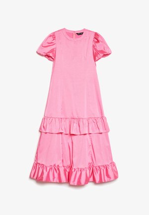 Roosa satiinist midi kleit lühikeste puhvärvidega, ümmarguse kaelusega ja kahe kihilise volangiga äärtega.