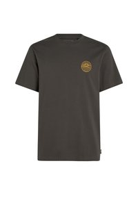 Camiseta de algodón gris oscuro con escote redondo y mangas cortas. En el lado izquierdo del pecho se muestra un logo circular amarillo con detalles de sol y ola.