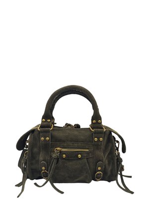 Sac à main en daim vert avec quincaillerie dorée, deux poignées supérieures, poche zippée à l'avant et glands décoratifs sur les côtés. Design compact et structuré.