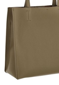 Olijfgroene leren handtas met een gestructureerd oppervlak, een rechthoekige, stevige vorm en twee korte handvatten. Voorzien van minimale stikdetails.