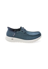 Scarpa slip-on in tessuto blu intrecciato con punta arrotondata, suola bianca e dettagli di lacci minimali. Design leggero che enfatizza il comfort e la traspirabilità.