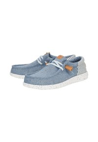 Scarpe di stoffa blu con suola bianca a pois, lacci frontali e dettagli in pelle beige. Il motivo a righe sul tallone aggiunge texture e dettaglio.