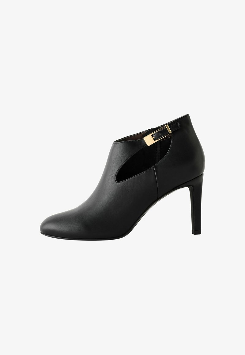 Schwarze Lederstiefelette mit einem Ausschnitt, goldenen Hardware-Akzenten, spitzem Fuß und schlankem, hohem Absatz. Glatte Textur und elegantes Design.
