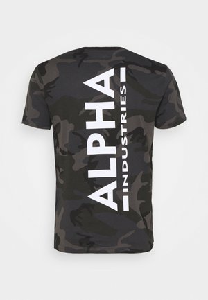 T-shirt à manches courtes en camouflage noir et gris avec un texte blanc "ALPHA INDUSTRIES" en gras verticalement au dos. Fabriqué en coton doux.