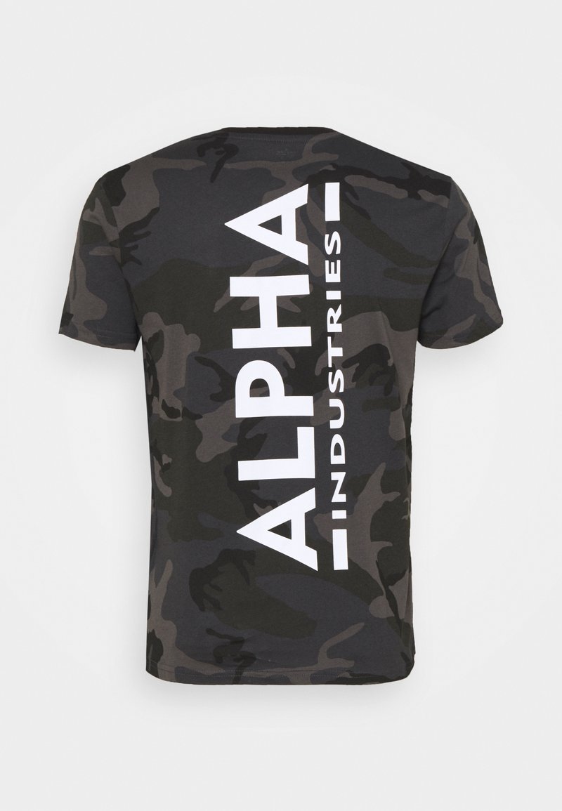 Melnā un pelēkā kamuflāža īsām piedurknēm T-krekls ar izteiksmīgu baltu "ALPHA INDUSTRIES" tekstu vertikāli gar muguru. Izgatavots no mīksta kokvilnas materiāla.