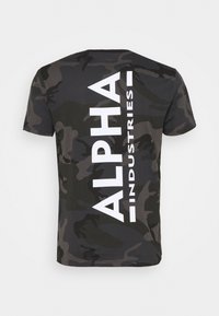 Svart og grå kamuflasje kortermet t-skjorte med fet hvit "ALPHA INDUSTRIES" tekst vertikalt langs ryggen. Laget av mykt bomullsmateriale.