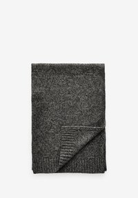 Gråstickad filt med en mjuk textur, prydd med ett vikt hörn med ribbdetaljer. Jämn ton, inga mönster eller accenter.