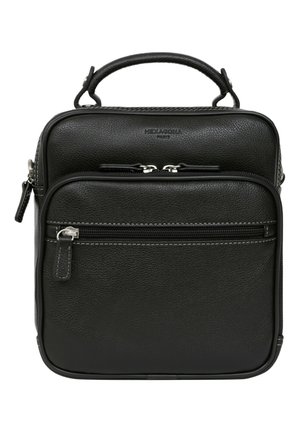 Borsa a mano in pelle nera con finitura testurizzata, dotata di doppie cerniere, manico superiore e tasca frontale. Design quadrato compatto.