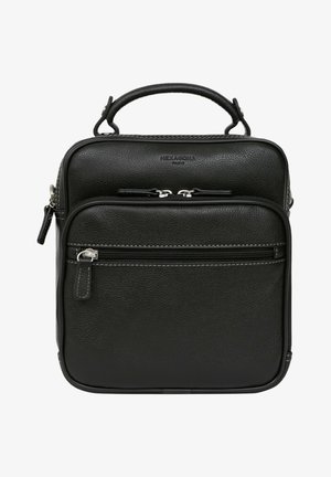 Schwarze Lederhandtasche mit strukturiertem Finish, ausgestattet mit doppelten Reißverschlüssen, einem oberen Griff und einer Fronttasche. Kompakte quadratische Form.