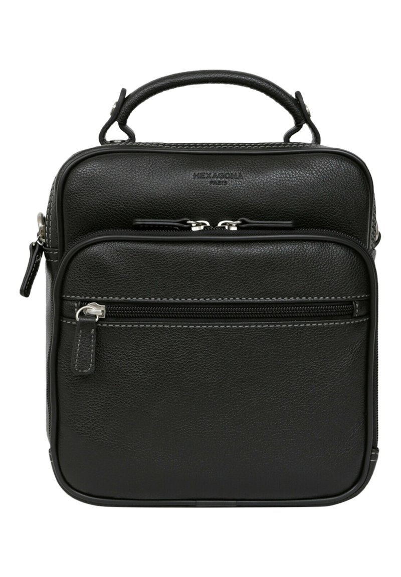 Borsa a mano in pelle nera con finitura testurizzata, dotata di doppie cerniere, manico superiore e tasca frontale. Design quadrato compatto.