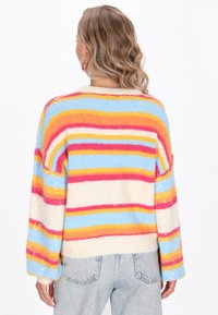Mehrfarbiger gestreifter Pullover in sanften Tönen von Rosa, Blau, Gelb und Creme. Weiches Strickmaterial mit Paillettenakzenten, lockere Passform und weiten Ärmeln.