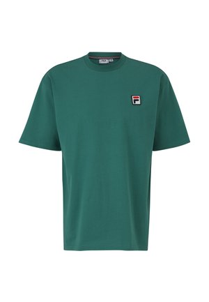 Turkos bomullströja med rund hals och korta ärmar. Har en liten broderad Fila-logga i en rektangulär patch. Slät textur.