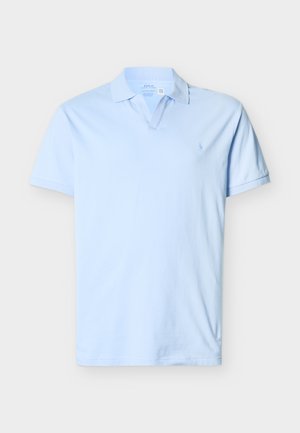 Svetlo modra polo majica s kratkimi rokavi in ovratnikom, z diskretnim logotipom na levi sprednji strani in odprtim spodnjim delom na enobarvni beli podlagi.