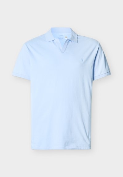 Φωτεινό γαλάζιο κοντομάνικο πόλο πουκάμισο με γιακά, διακριτικό λογότυπο στην αριστερή πλευρά του στήθους και ανοιχτό εμπρόσθιο άνοιγμα σε απλό λευκό φόντο.