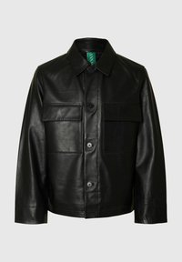 Mustast nahast jakk, millel on klassikaline krae, kaks esimest taskut ja nööpkinnitused. Sile tekstuur ja kohandatud lõige.