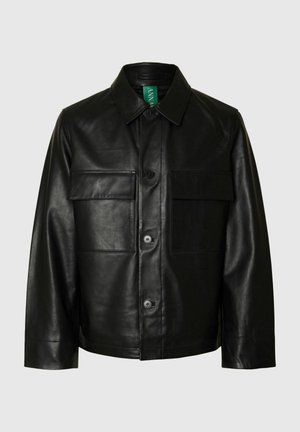 Črno usnjeno jakno s klasičnim ovratnikom, dvema sprednjima žepoma z zaklopcami in zapiranjem na gumbe. Gladek teksturni vzorec s krojem po meri.