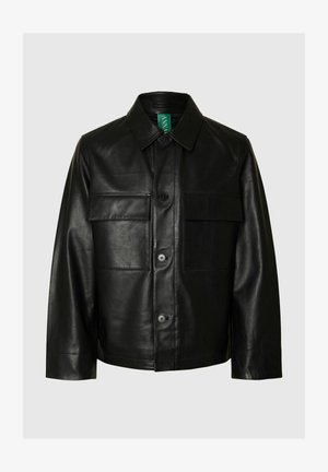 Črno usnjeno jakno s klasičnim ovratnikom, dvema sprednjima žepoma z zaklopcami in zapiranjem na gumbe. Gladek teksturni vzorec s krojem po meri.