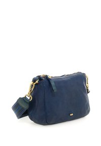 Navyblaues Leder-Crossbody-Tasche mit strukturierter Oberfläche, goldenen Beschlägen und einem mehrfarbigen geflochtenen Trageriemen. Reißverschlussverschluss oben.