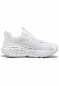 La sneaker athlétique blanche présente un dessus en mailles texturées, une semelle rembourrée et un design distinctif avec des accents en forme d'étoile sur le côté.