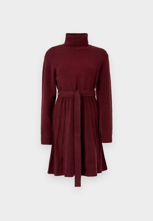 Rochie tricotată burgundă cu mânecă lungă, guler înalt și curea legată, având fustă plisată și manșete ribbed la mâneci.