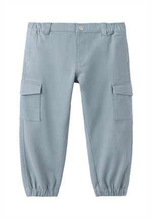 Pantalon cargo enfant bleu clair avec bas élastiques, poches latérales à rabats, passants de ceinture et fermeture avant par bouton-pression.