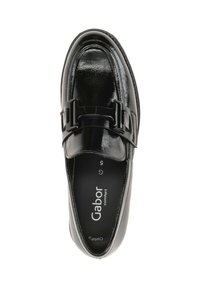 Mocassino in pelle verniciata nera con punta arrotondata, dettaglio decorativo a fibbia e soletta imbottita. Il marchio di comfort Gabor è visibile all'interno.
