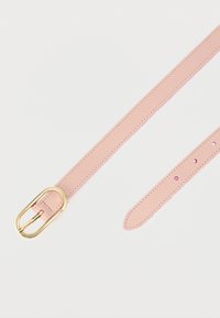 Δερμάτινη ζώνη ανοιχτό ροζ με χρυσή οβάλ αγκράφα και πέντε τρύπες ρύθμισης, τοποθετημένη επίπεδη σε λευκό φόντο.