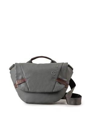 Grijze messengertas met bruine leren accenten, een bovenhandgreep en een verstelbare schouderriem, geplaatst tegen een witte achtergrond.