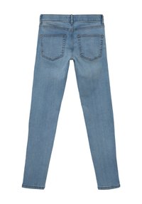 Jasnoniebieskie dżinsy o slim fit, pięciokomorowym designie i delikatnym efekcie przetarcia. Gładka faktura z klasycznym przeszyciem i zwężanymi nogawkami.