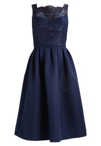 Mörkblå ärmlös klänning med kändskapsbords och paljetterad bodice, genomskinlig halsringning, figurnära midja och plisserad A-linje midi-kjol.