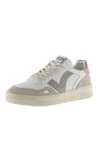 Zapatillas de cuero para hombres con una parte superior blanca y detalles en ante gris, suela de goma beige y un diseño clásico de cordones.