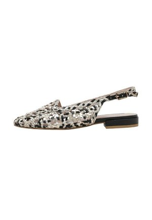 Zapato slingback de tejido con punta afilada, que presenta patrones en blanco y negro. Tacón de bloque bajo y correa ajustable con hebilla.