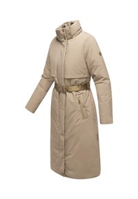 Beige polstret jakke med høj hals, bælte og lynlåslomme. Har en glat tekstur og struktureret design. Holdbart materiale, længde til midt på læggene.