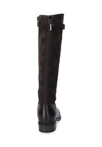 Braune Wildlederkniehohe Stiefel mit glattem Lederabsatz, seitlichem Reißverschluss und Riemenakzent. Texturiertes Obermaterial steht im Kontrast zum polierten unteren Abschnitt.