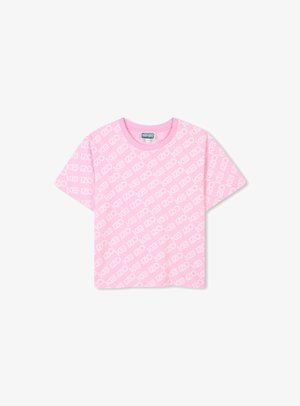 T-shirt en coton rose arborant un imprimé KENZO blanc sur toute la surface. Manches courtes, col rond, coupe décontractée, texture douce et design casual.