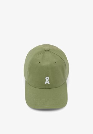 Groene honkbalpet met een gebogen klep en een kleine witte gestileerde letter "Å" geborduurd op het voorste middenpaneel.