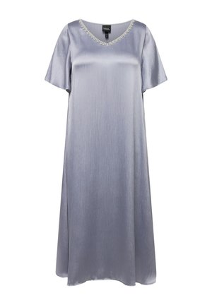 Lila satijnen jurk met een V-hals en korte mouwen, voorzien van een bewerkte versiering langs de kraag en een vloeiende, A-lijn silhouet.