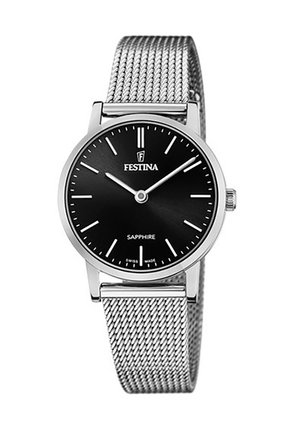 Orologio con cinturino in rete argentata, quadrante rotondo nero, indicatori delle ore bianchi e cristallo zaffiro. Presenta il logo Festina nella parte superiore.