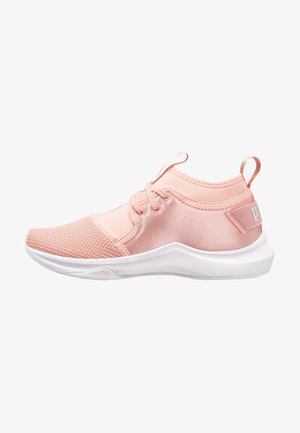Chaussure de sport rose clair avec tige en mesh, devant à lacets, col rembourré et semelle en caoutchouc blanche. Comprend une languette à l'arrière.